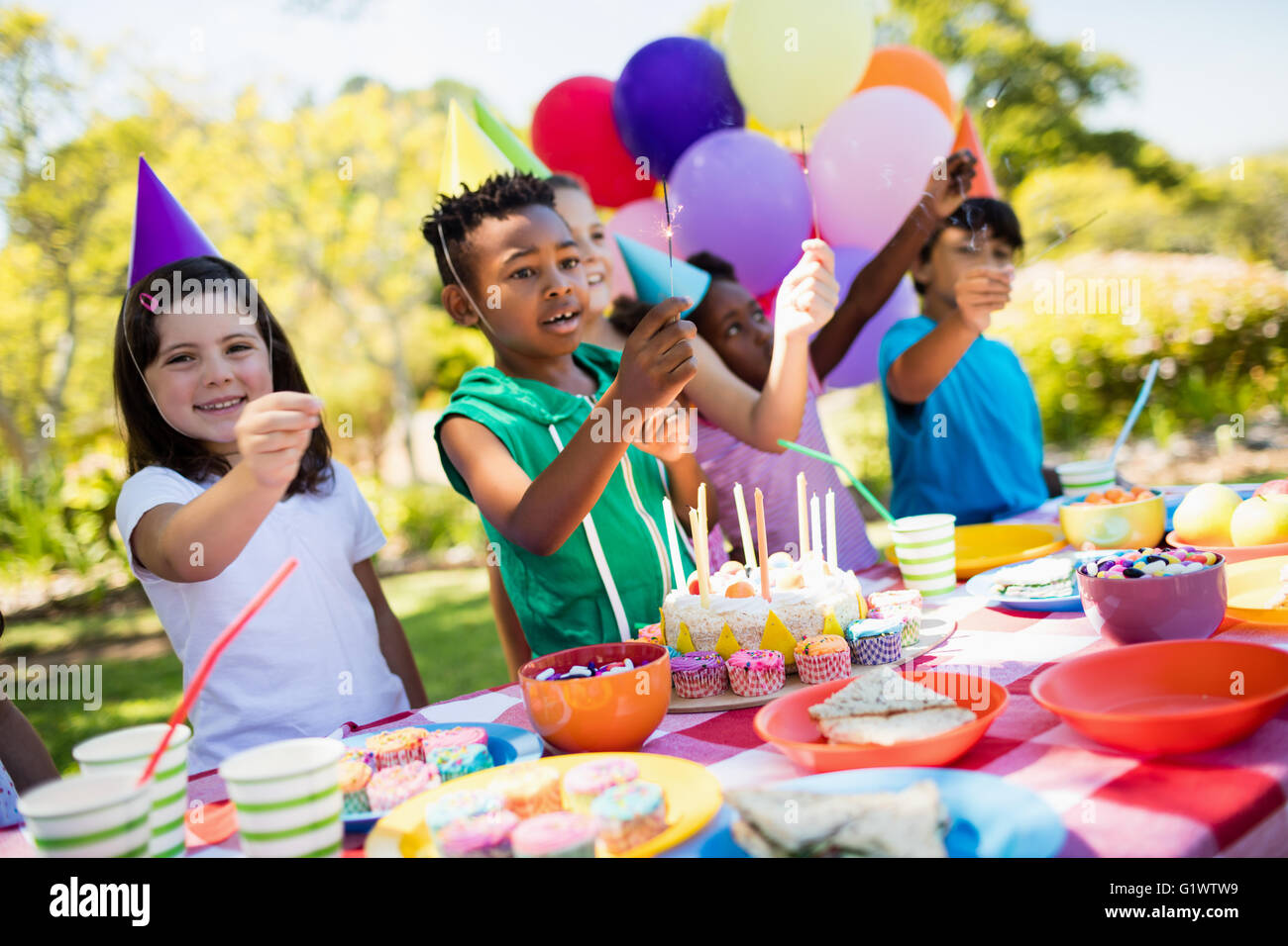 Süße Kinder Lächeln und Spaß während einer Geburtstagsfeier Stockfoto