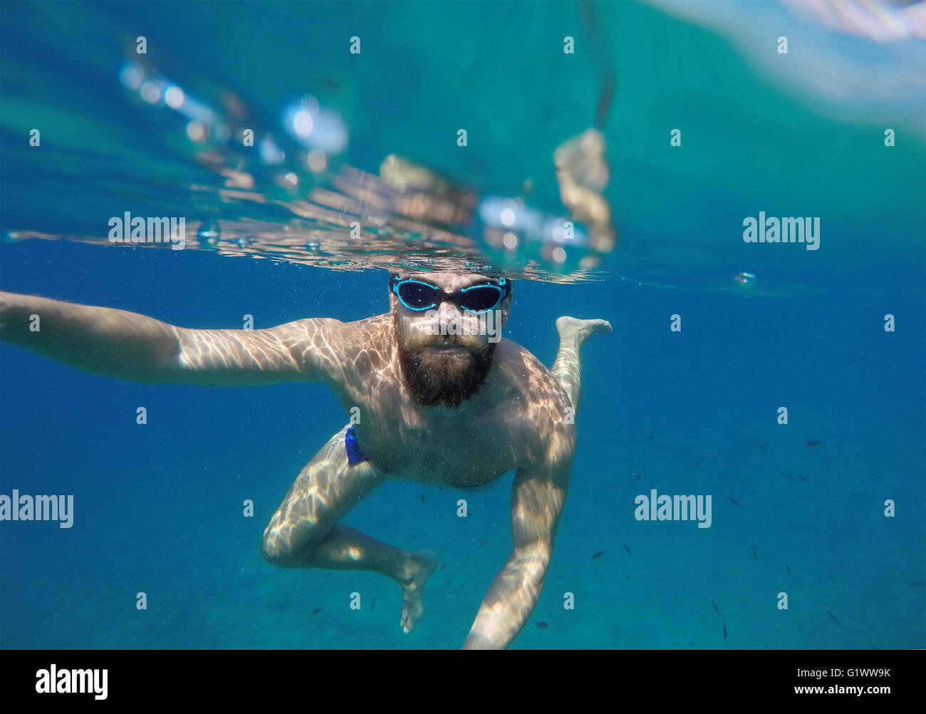 Mann tut Unterwasser Selfie schoss mit Selfie Stick im tiefblauen Meer  Stockfotografie - Alamy