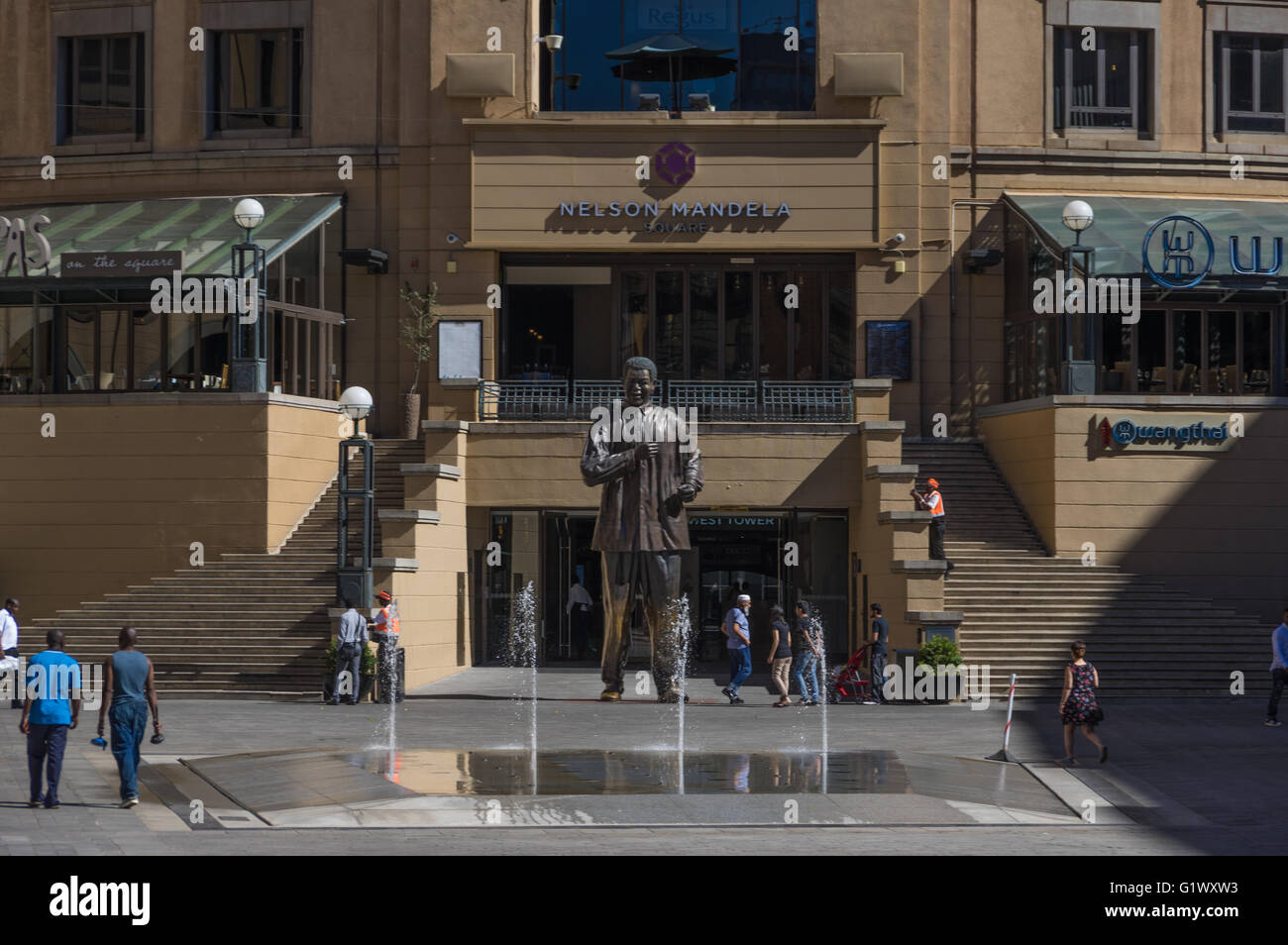 Nelson Mandela Square ist ein öffentlicher Raum und Einkaufsviertel Stockfoto