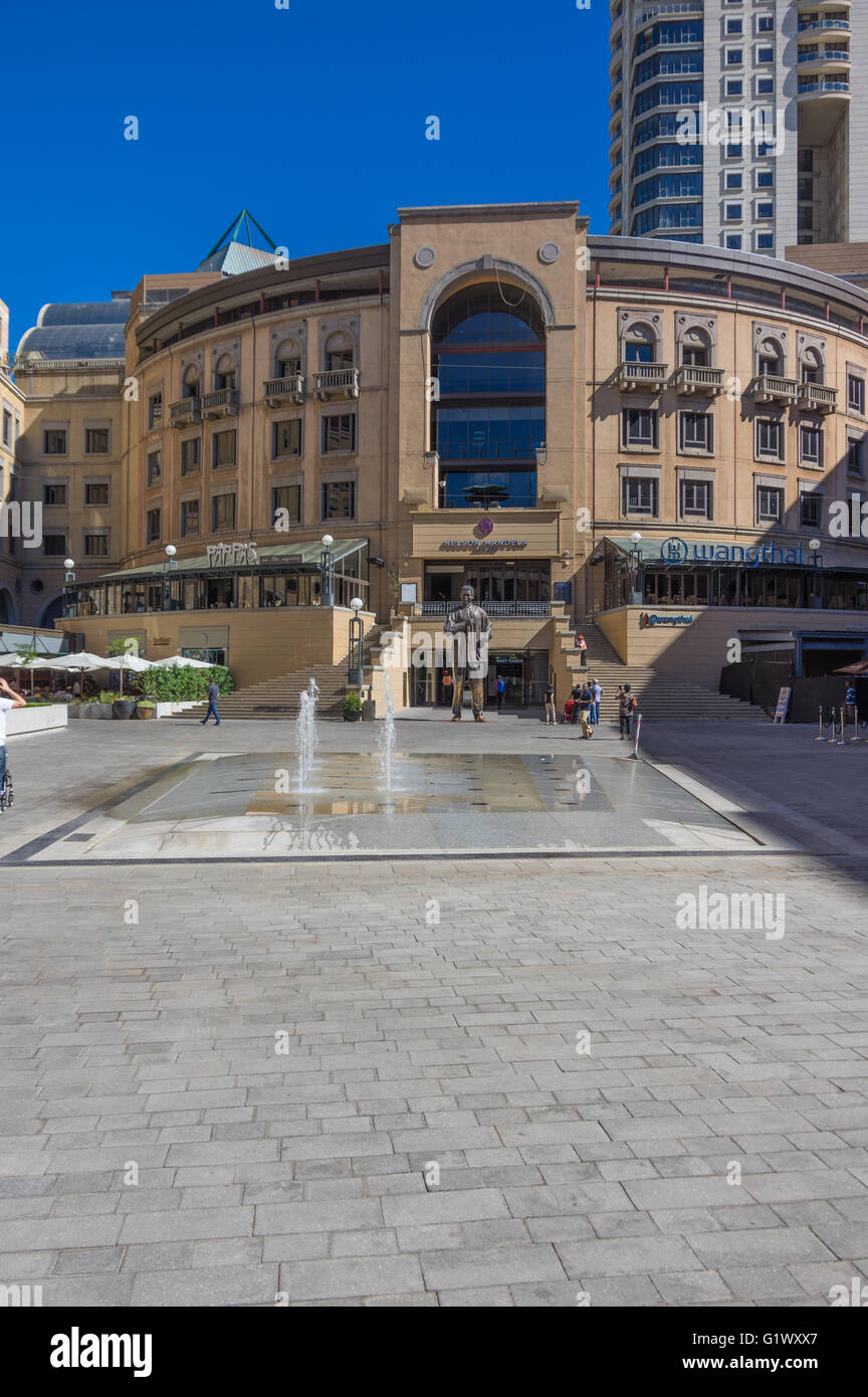 Nelson Mandela Square ist ein öffentlicher Raum und Einkaufsviertel Stockfoto