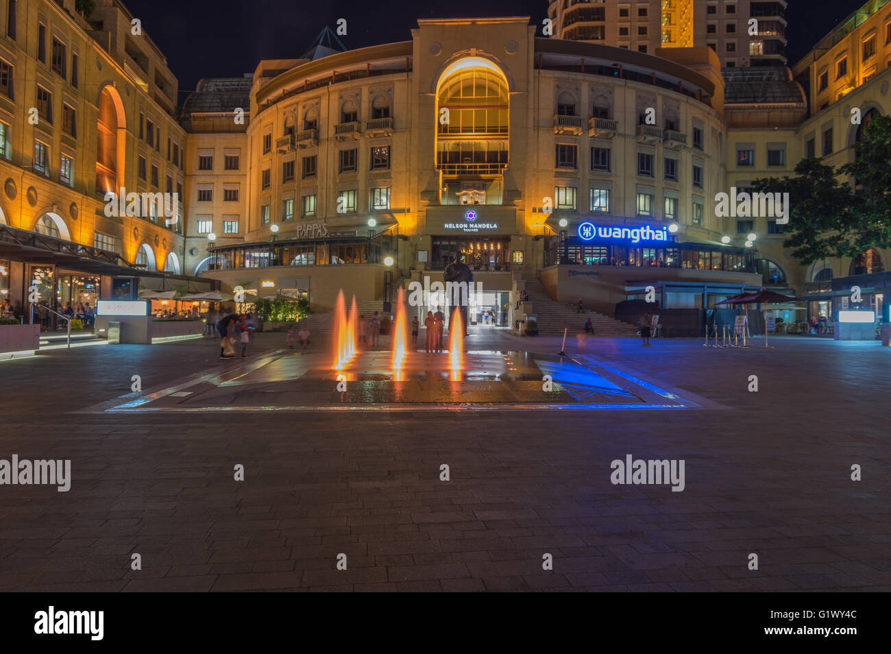 Nelson Mandela Square ist ein öffentlicher Raum und Einkaufsviertel Stockfoto
