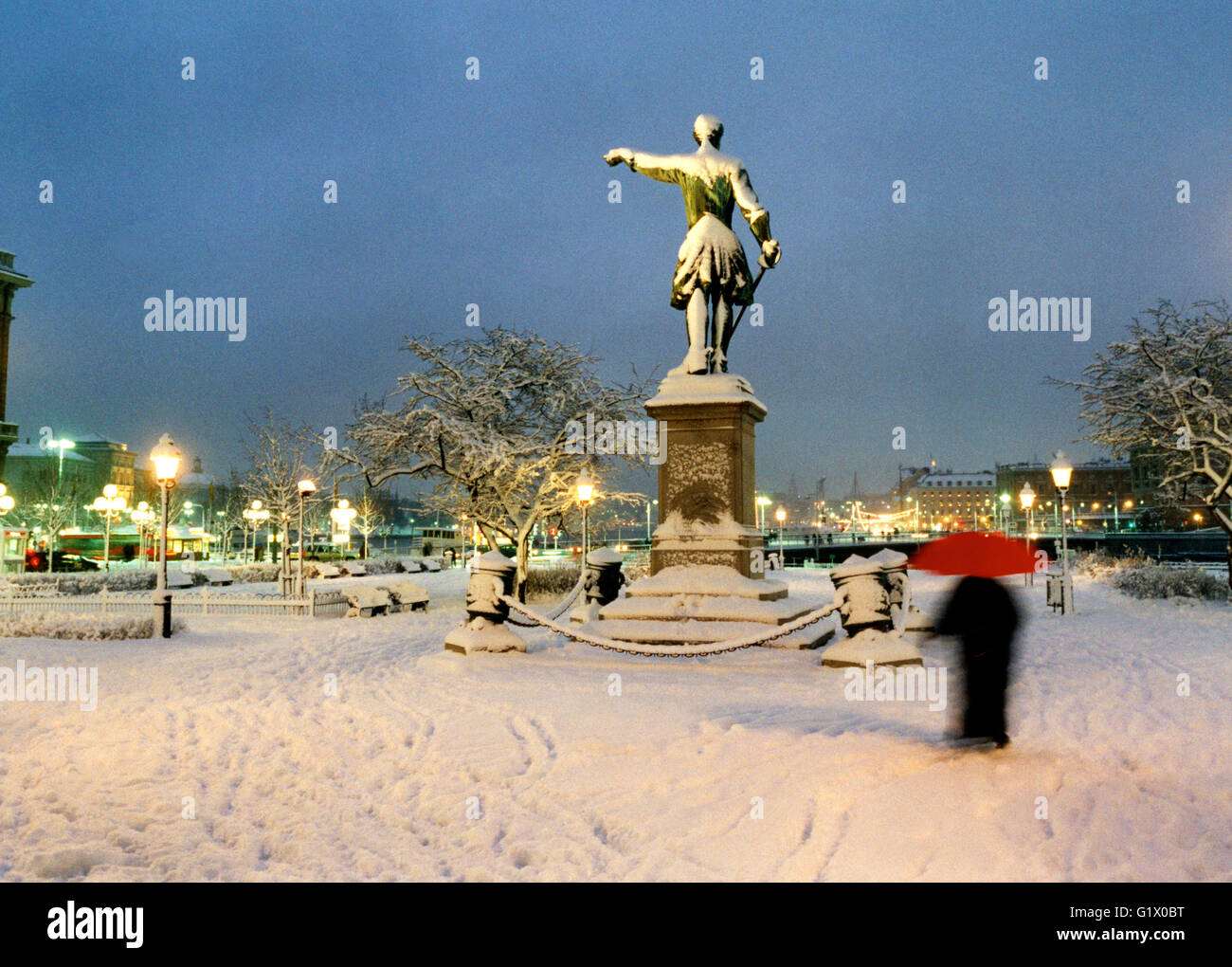 Statue von Karl XII zeigt nach Osten in schneit Stockfoto