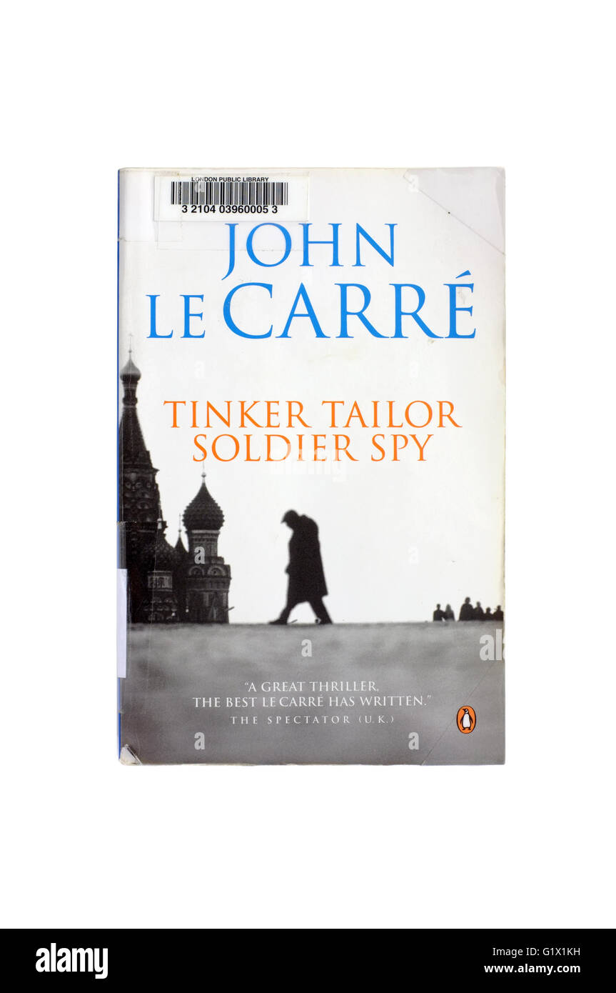 Tinker Tailor Soldier Spy von John Le Carre fotografiert vor weißem Hintergrund. Stockfoto