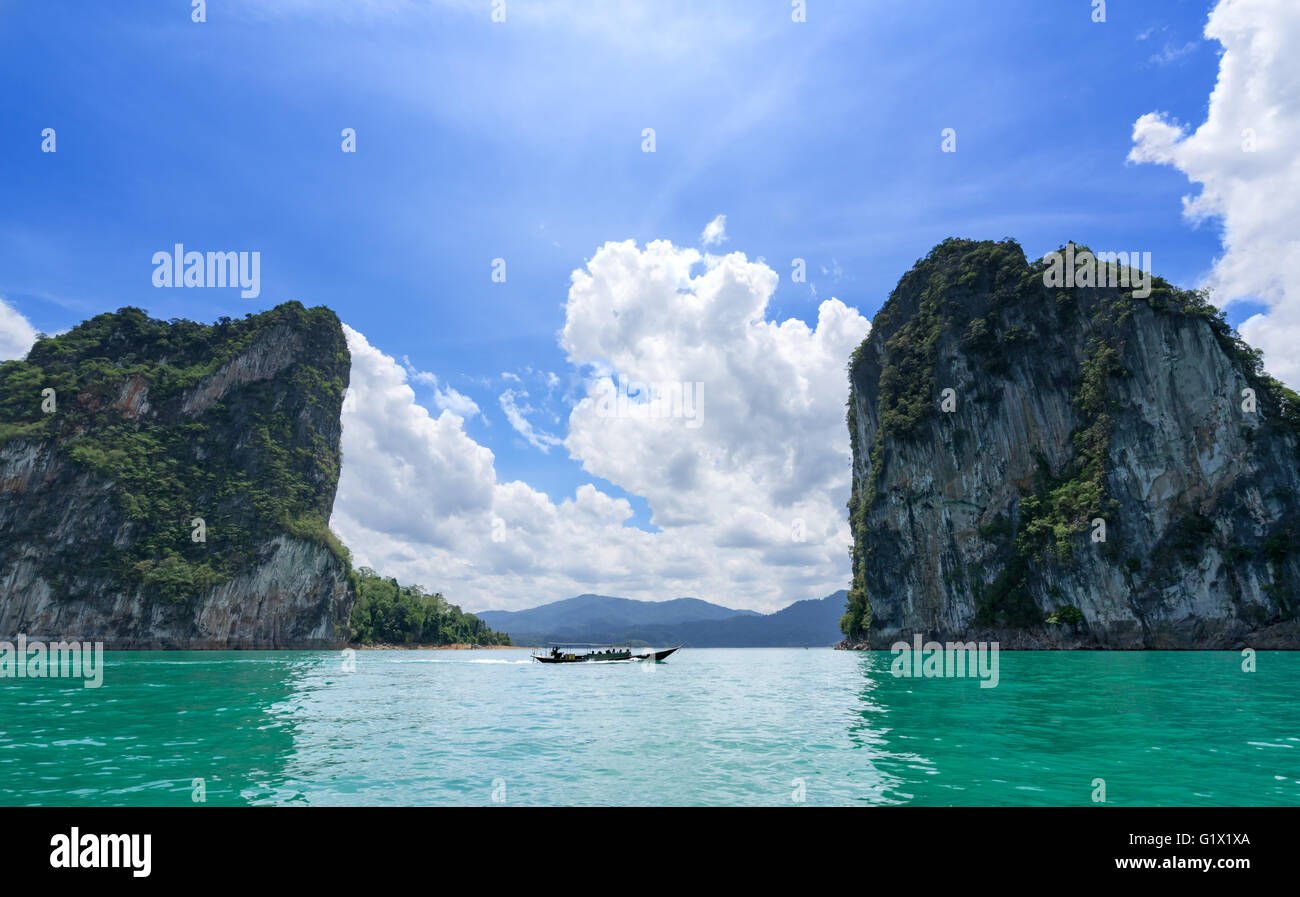 Boot Reisen durchqueren Canyon auf einem großen See in Thailand Stockfoto