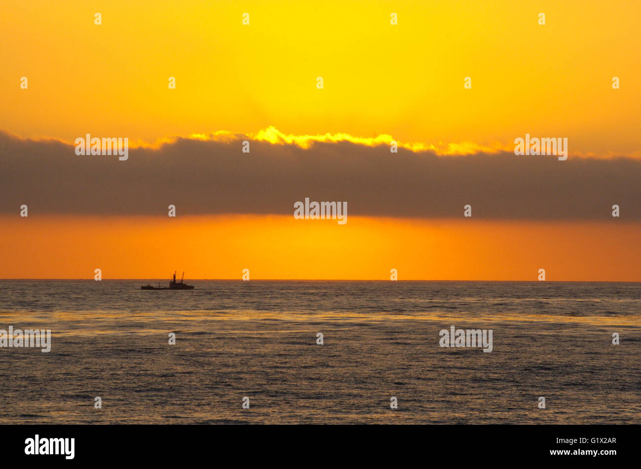 Sonnenuntergang, gelbe Sonnenuntergang mit einem Boot in San Diego Stockfoto