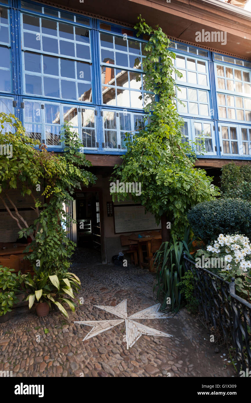 Hospital de Órbigo, Spanien: Innenhof der Albergue Parroquial Karl Leisner. Stockfoto