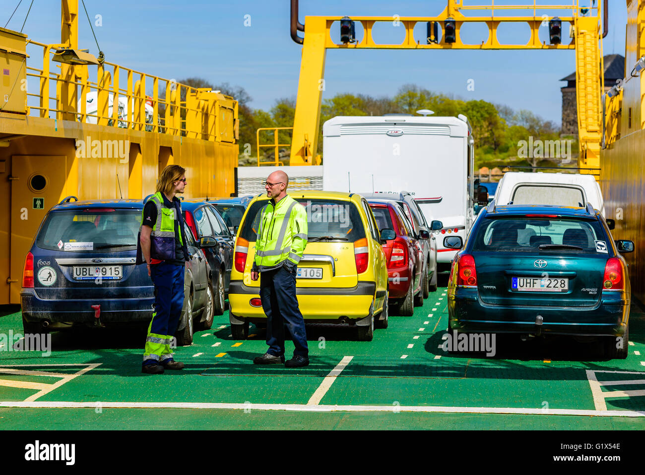 Karlskrona, Schweden - 3. Mai 2016: Echte Menschen im Alltag. Personal- und Autos auf dem kostenlosen Aspo Auto Fähre warten zu fahren Stockfoto