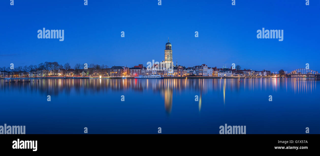 Panorama-Deventer-Skyline an IJssel in den Niederlanden Stockfoto