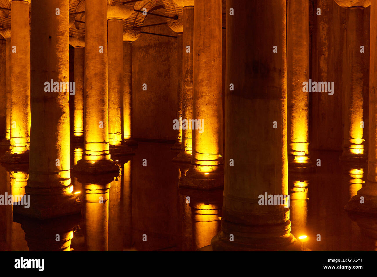 Säulen im alten Keller, erleuchtet und mit Wasser Stockfoto