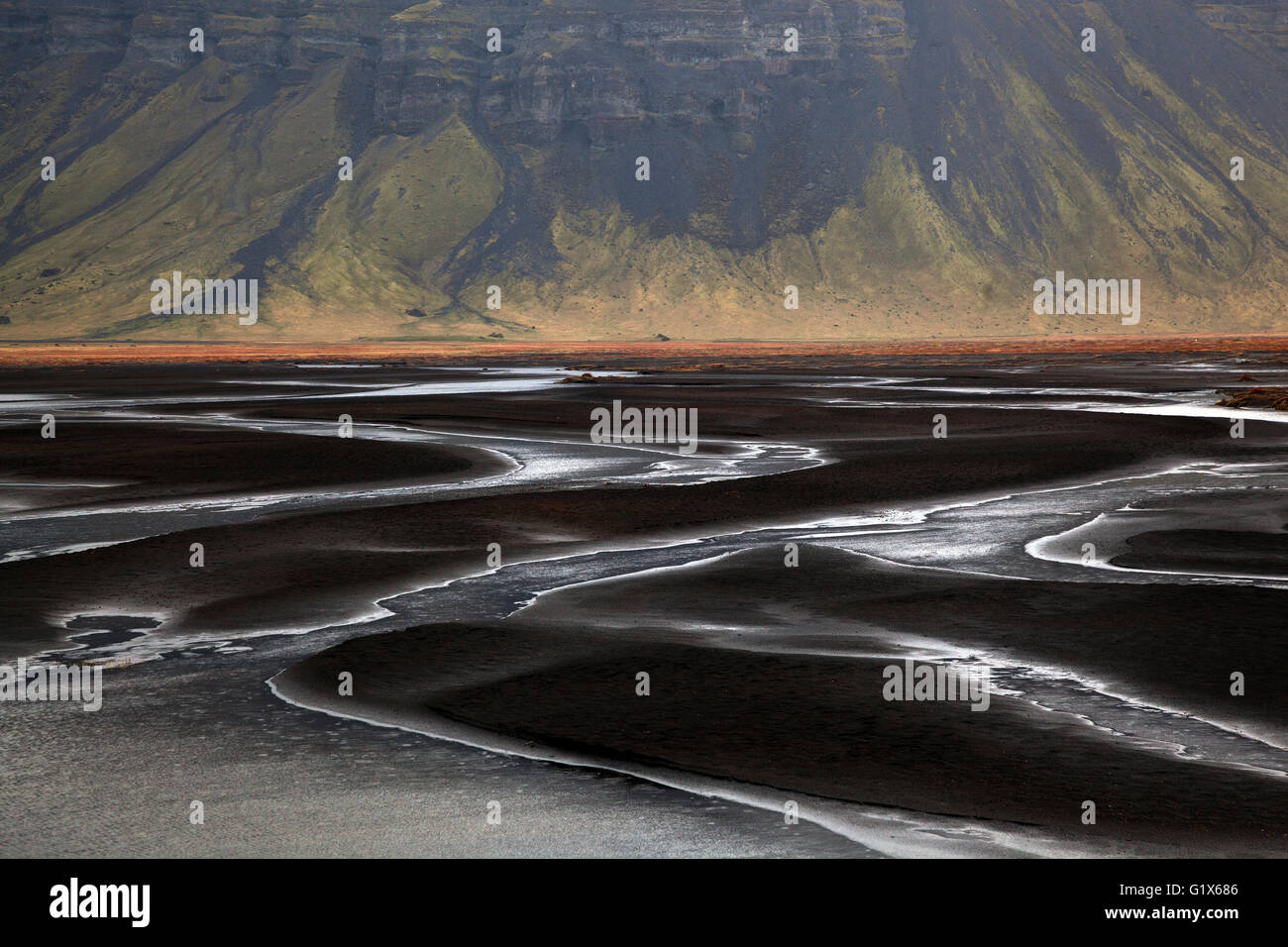 Landschaft mit Gewässer durch vulkanischen Sand, Nupsstadur oder Núpsstaður, Region Süd, Island Stockfoto