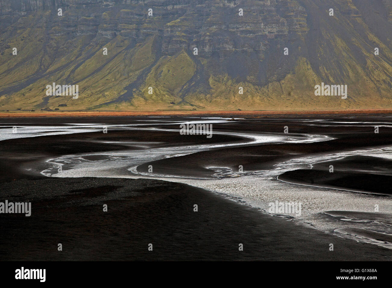 Landschaft mit Gewässer durch vulkanischen Sand, Nupsstadur oder Núpsstaður, Region Süd, Island Stockfoto