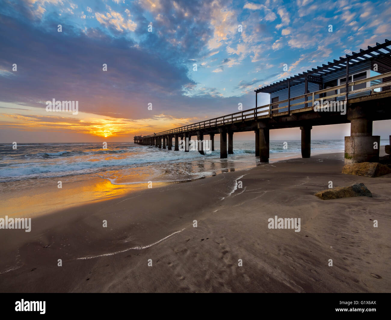 Hölzernen Bootssteg am Steg 1905 und am Strand, Swakopmund, Namibia Stockfoto