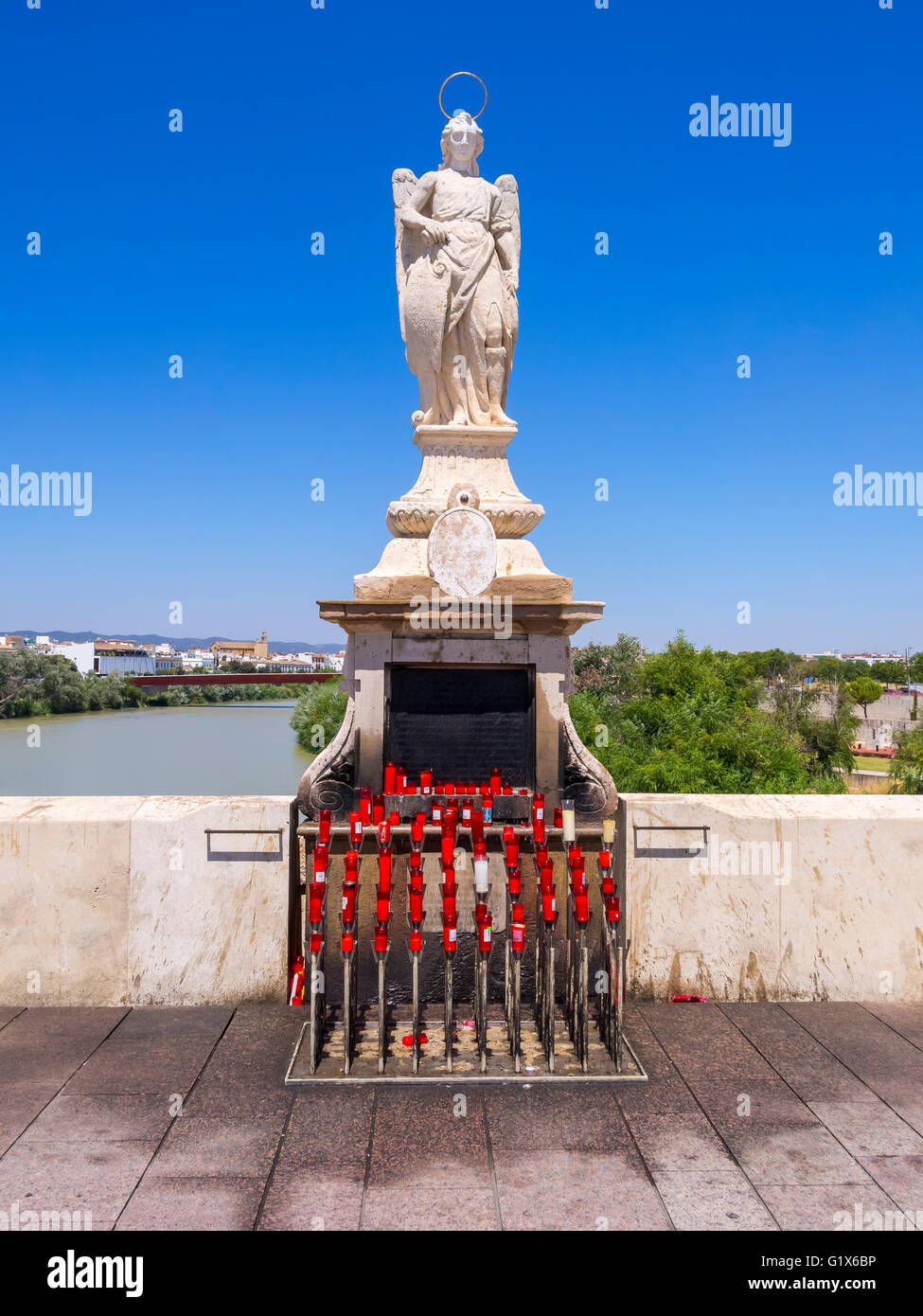 Statue des Heiligen Rafael auf der Brücke Puente Romano, Provinz Córdoba, Andalusien, Spanien Stockfoto