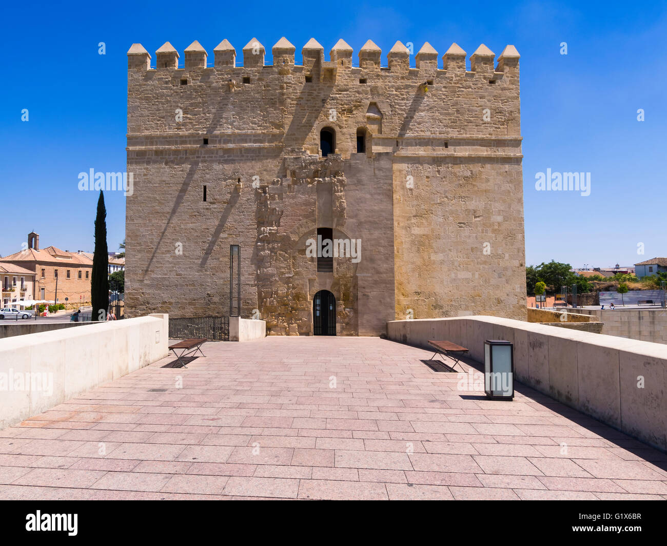 Festung Torre De La Calahorra an der römischen Brücke Puente Romano, Museum der drei Kulturen, Rio Guadalquivir, Provinz Córdoba Stockfoto