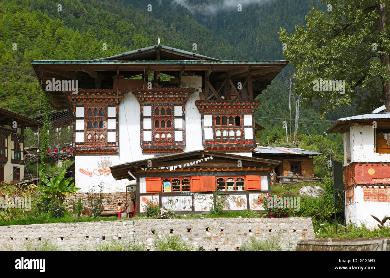 Traditionelles Haus gemalt mit Phallus-Symbol, Paro Tal, Himalaya, Bhutan Stockfoto