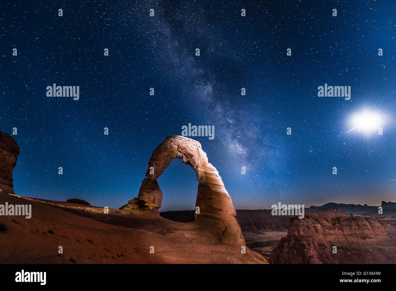 Natürlichen Bogen Delicate Arch mit Milchstraße bei Nacht, Arches-Nationalpark, Moab, Utah, USA Stockfoto