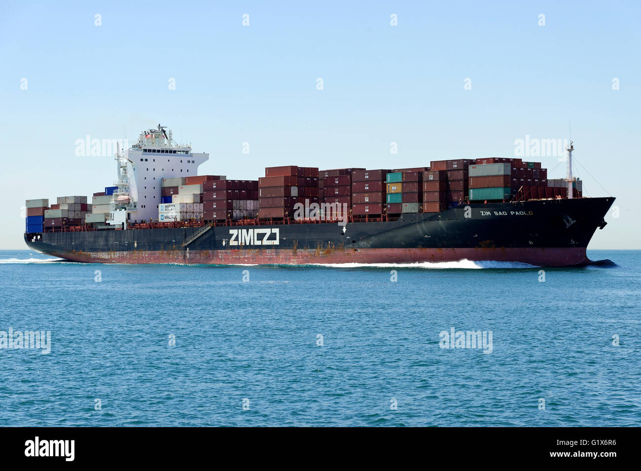ZIM Sao Paolo, Containerschiff, 260m lang, Baujahr 2008, die durch den Bosporus, Istanbul, Türkei Stockfoto