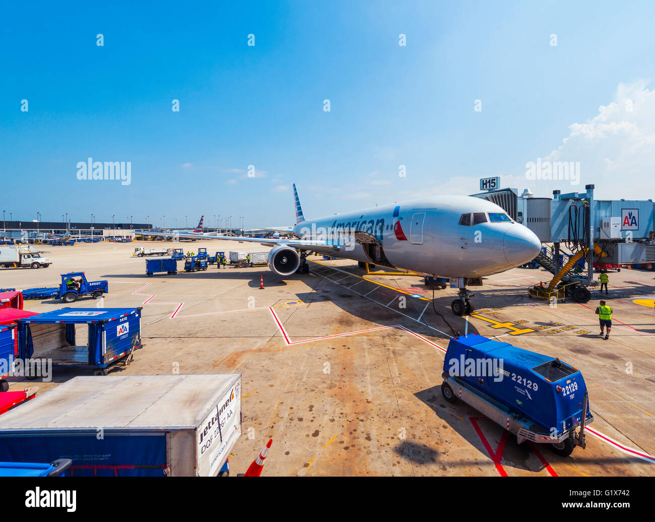 Flugzeug der American Airlines während der Beladung, Chicago O' Hare International Airport, Chicago, USA Stockfoto
