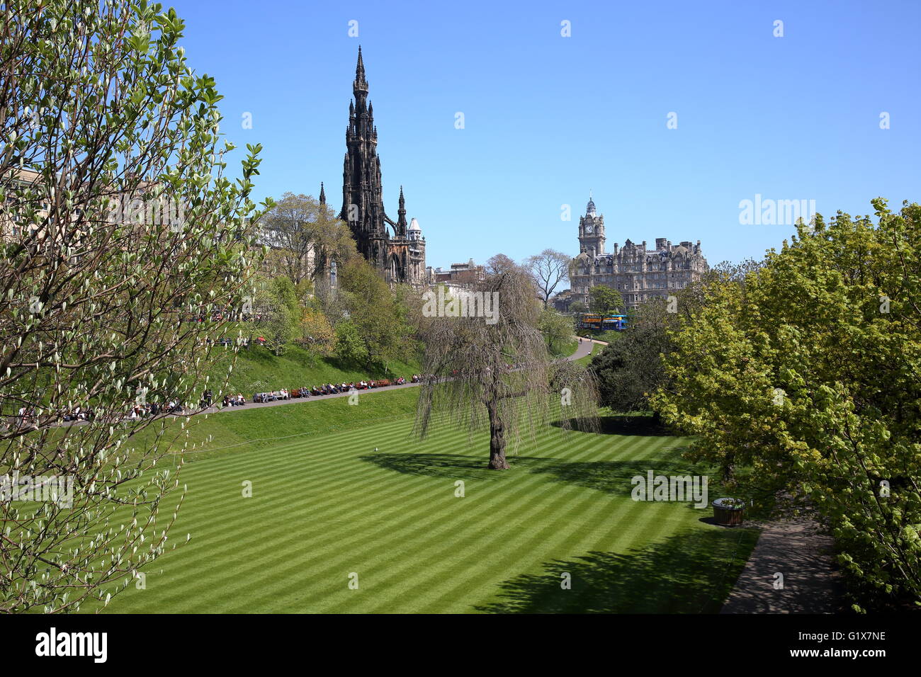 Frühlingsfarben in Princes Street Gardens, Edinburgh, Scott Monument und Balmoral Hotel im Hintergrund Stockfoto