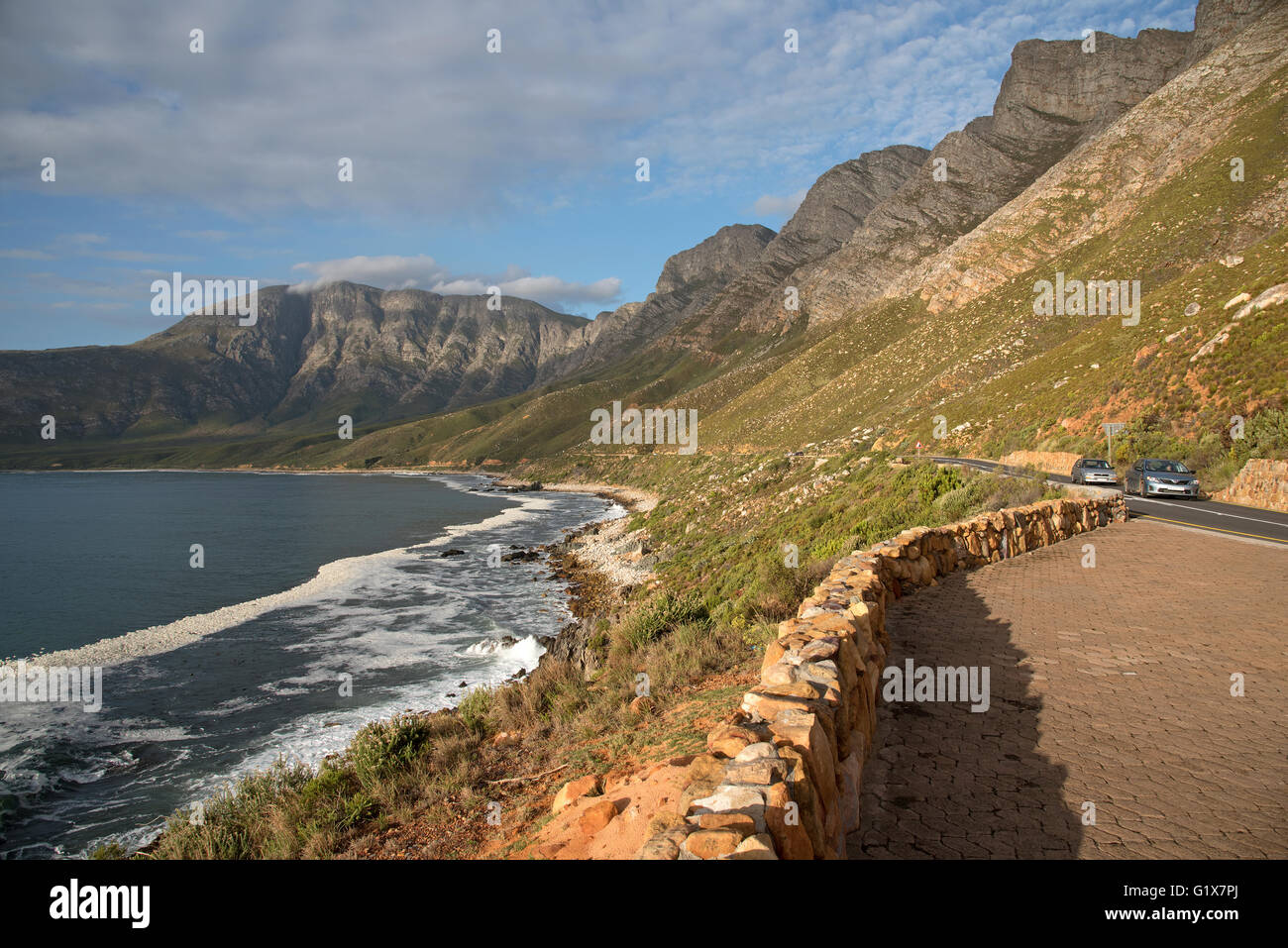 Der R44 Clarence Drive Scenic Route in Richtung Gordon's Bay, Western Cape, Südafrika Stockfoto