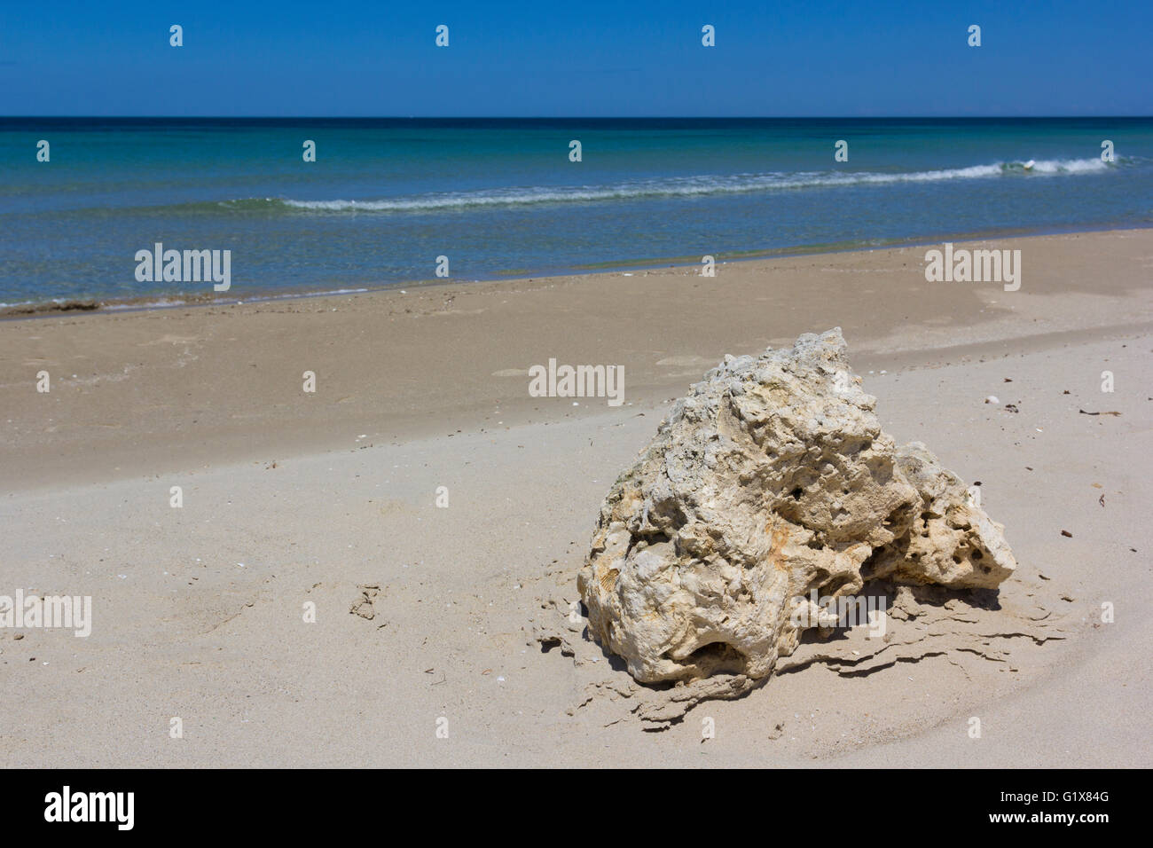 Strand von Salento, Rock auf Vorland Stockfoto