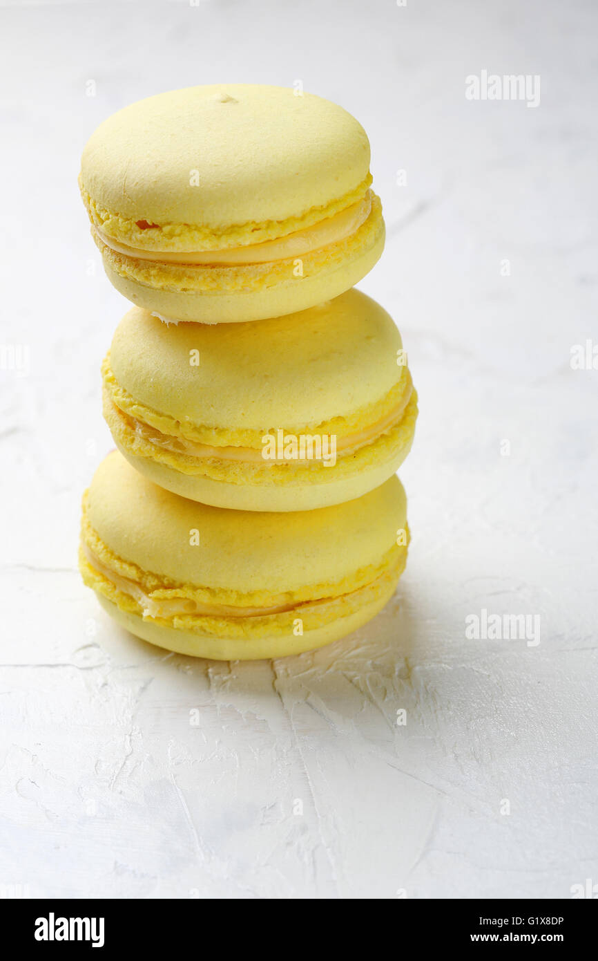 Stapeln von gelbe französische Macarons, Essen Nahaufnahme Stockfoto