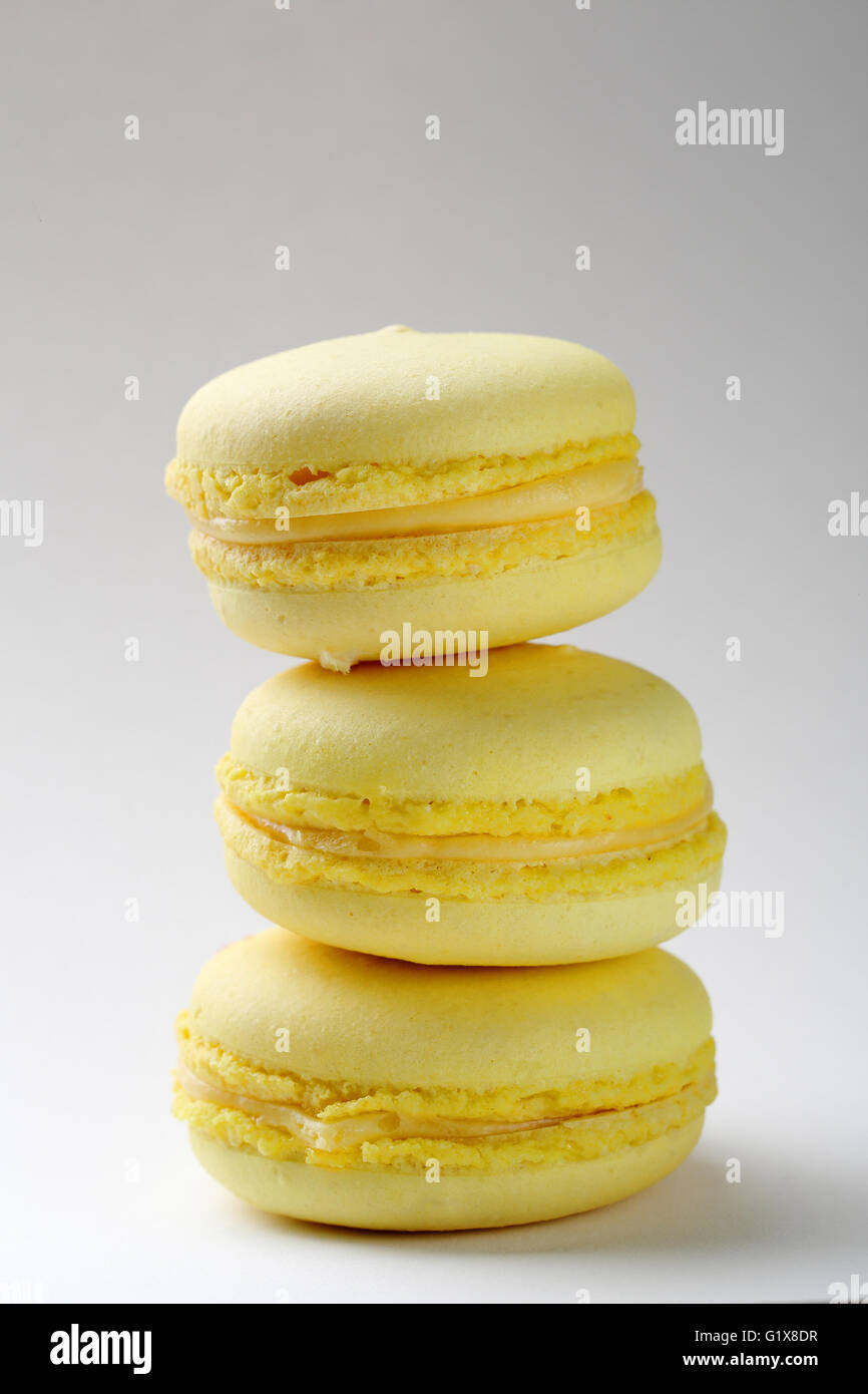 gelbe französische Macarons, dessert Stockfoto