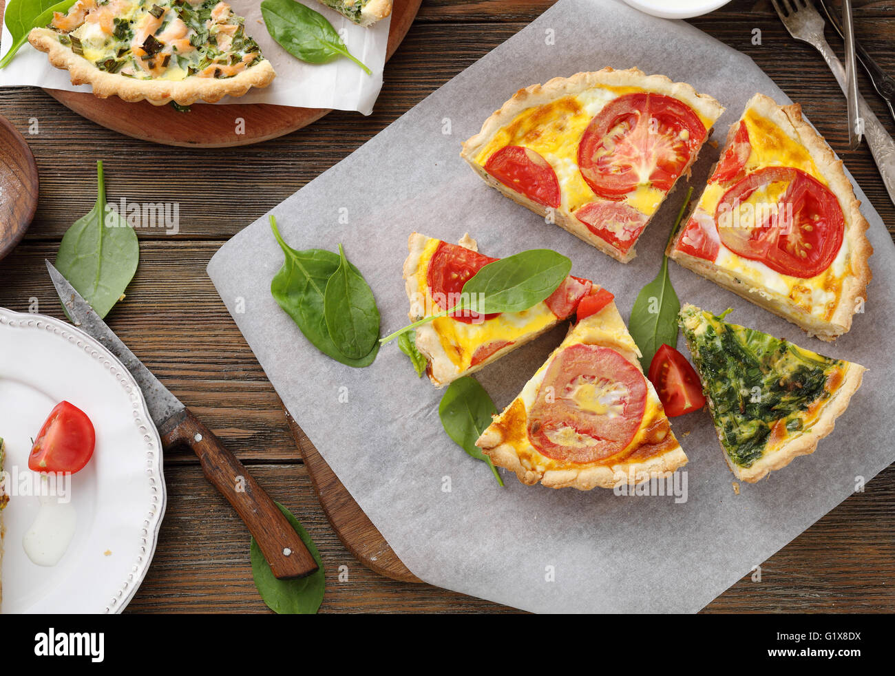 frische Quiche mit Gemüse, Lebensmittel-Draufsicht Stockfoto