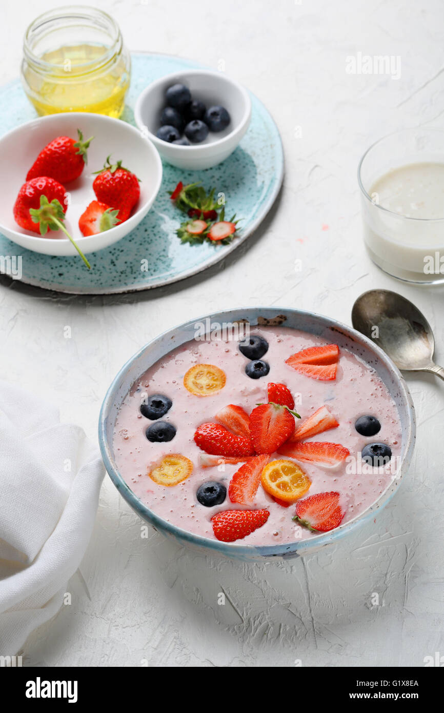 gesunde Schale mit Beeren, Essen Nahaufnahme Stockfoto