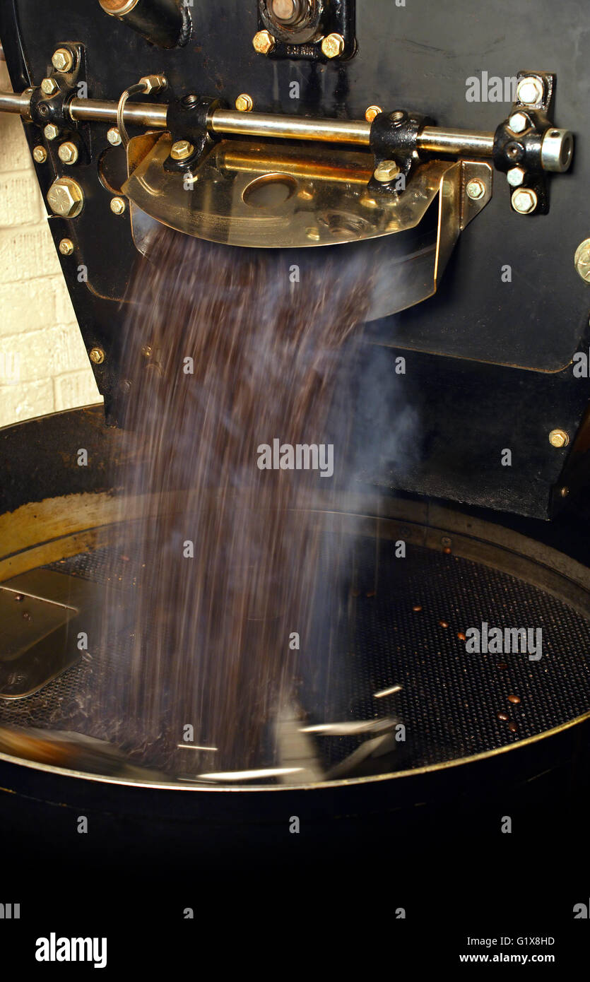 Foto von eine große Kaffeeröster, genauso wie die Bohnen extrahiert und langsam in die Kühlwalze gerührt. Stockfoto