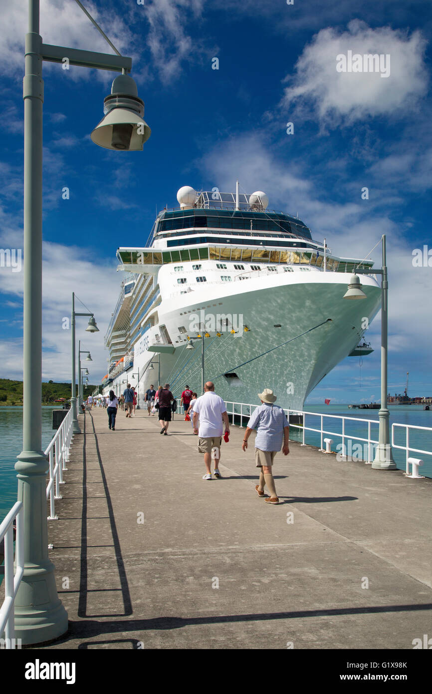 Passagiere und Kreuzfahrtschiff "Celebrity Eclipse" im Hafen, die St. Johns, Antigua, West Indies Stockfoto