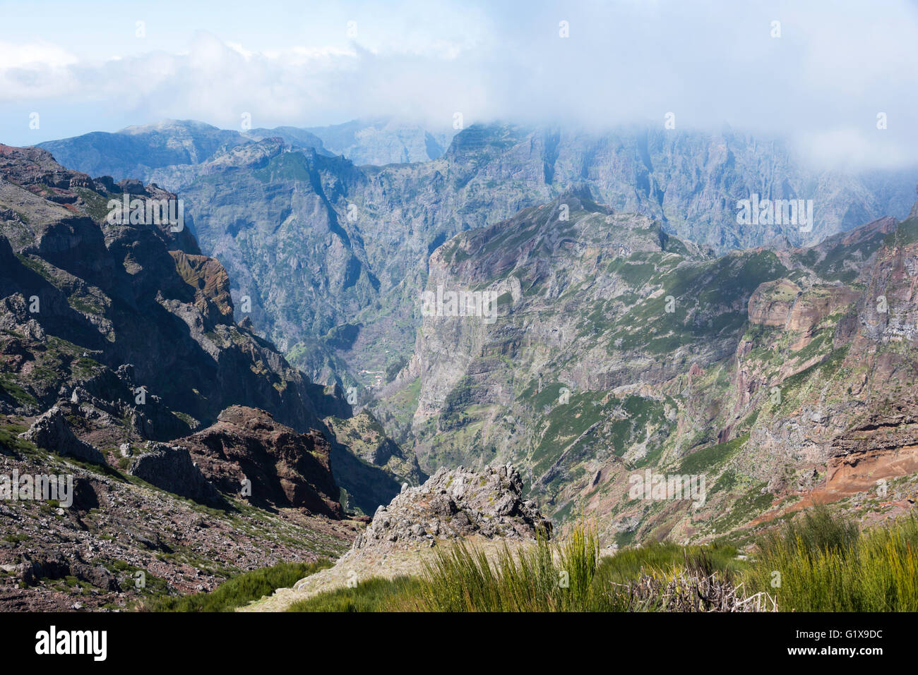 die hohen Berge auf Madeira Insel Pico Arieiro, die oben genannt ist 1818 Metern über dem Meeresspiegel in den Wolken Stockfoto
