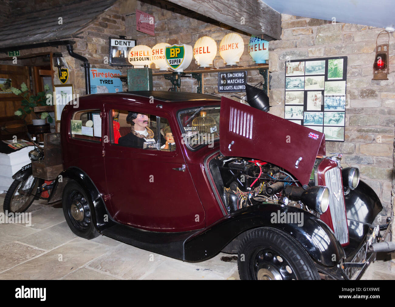Dent, North Yorkshire Dales, England.  Dent-Dorfmuseum und Heritage Centre. Oldtimer auf dem Display. Stockfoto