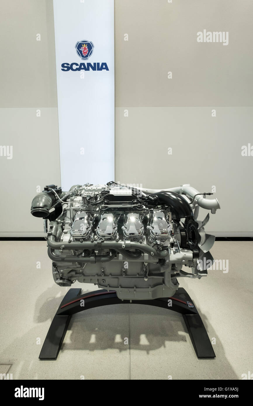 Moderne LKW-Motor von Scania auf dem Display an Volkswagen fahren Forum Showroom in Berlin Deutschland Stockfoto