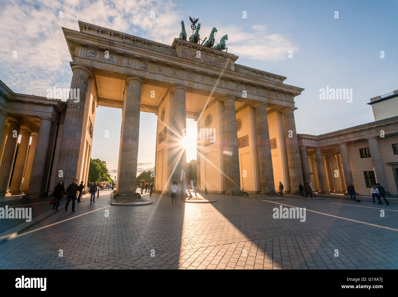 Abendsonne scheint durch das Brandenburger Tor in Berlin Deutschland Stockfoto