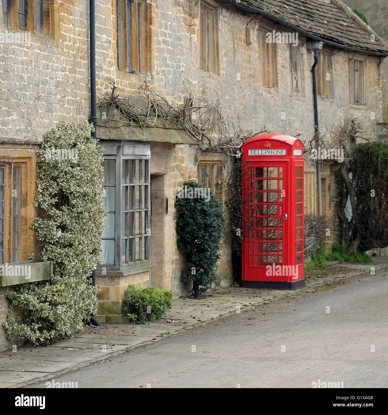 Traditionelle rote englische Telefon Box, Montacute, Somerset, England, UK. Stockfoto