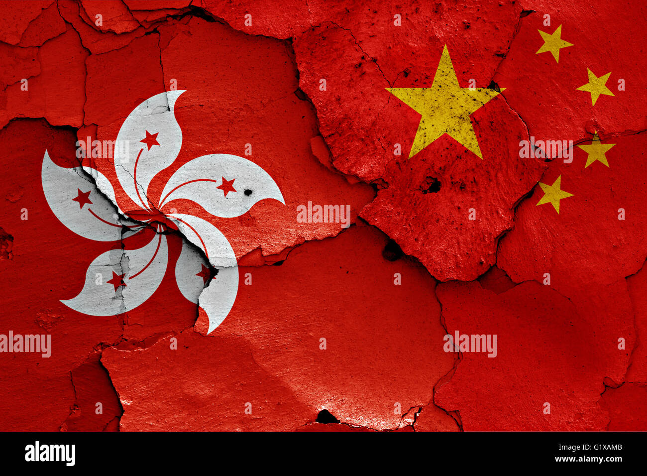 Flagge von Hong Kong und China auf rissige Wand gemalt Stockfoto