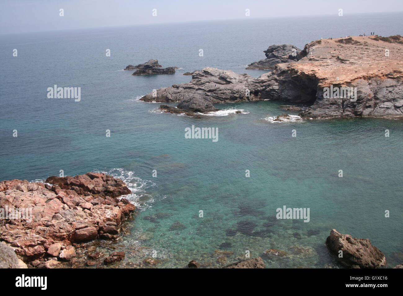 Blick auf das Meer mit Felsen Stockfoto