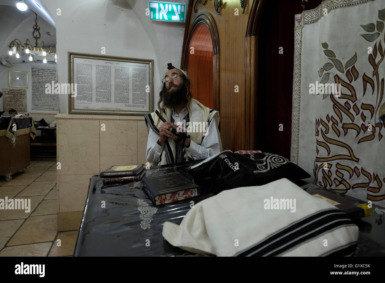 Ultra orthodoxe Juden beten im Inneren die Grabstätte von Rabbi Shimon Bar Yochai eine der wichtigsten Figuren der Kabbala (jüdische Mystik) heute ein bedeutender Wallfahrtsort am Mount Meiron im oberen Galiläa Israel befindet sich Stockfoto