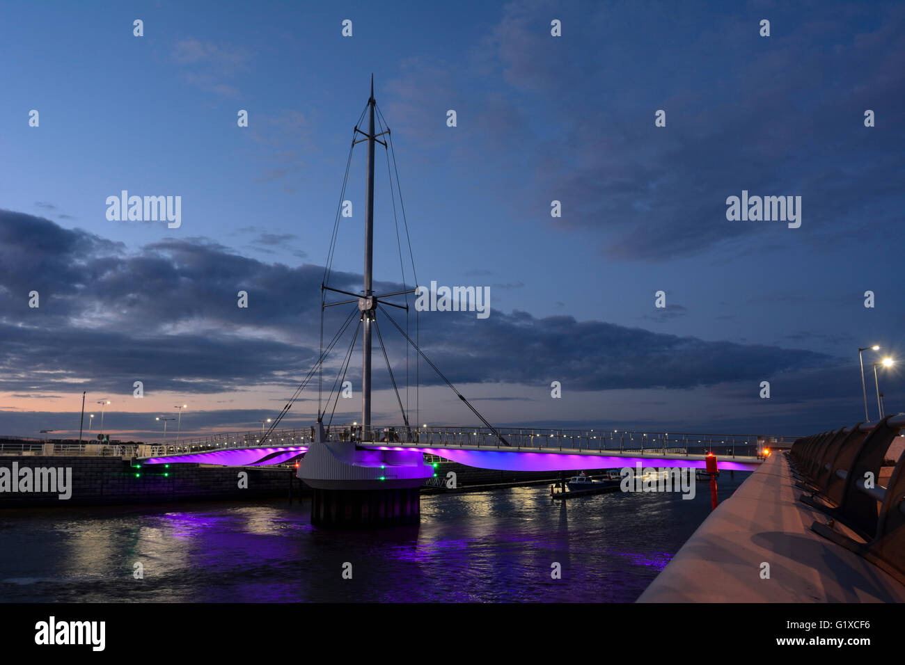 Neuer Hafenbrücke Rhyl Marina, der mit Farbe wechselnden Lichter in der Nacht beleuchtet wird. Stockfoto