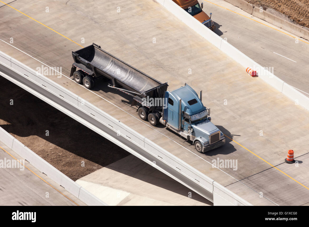 Auflieger-LKW auf der Autobahn Stockfoto