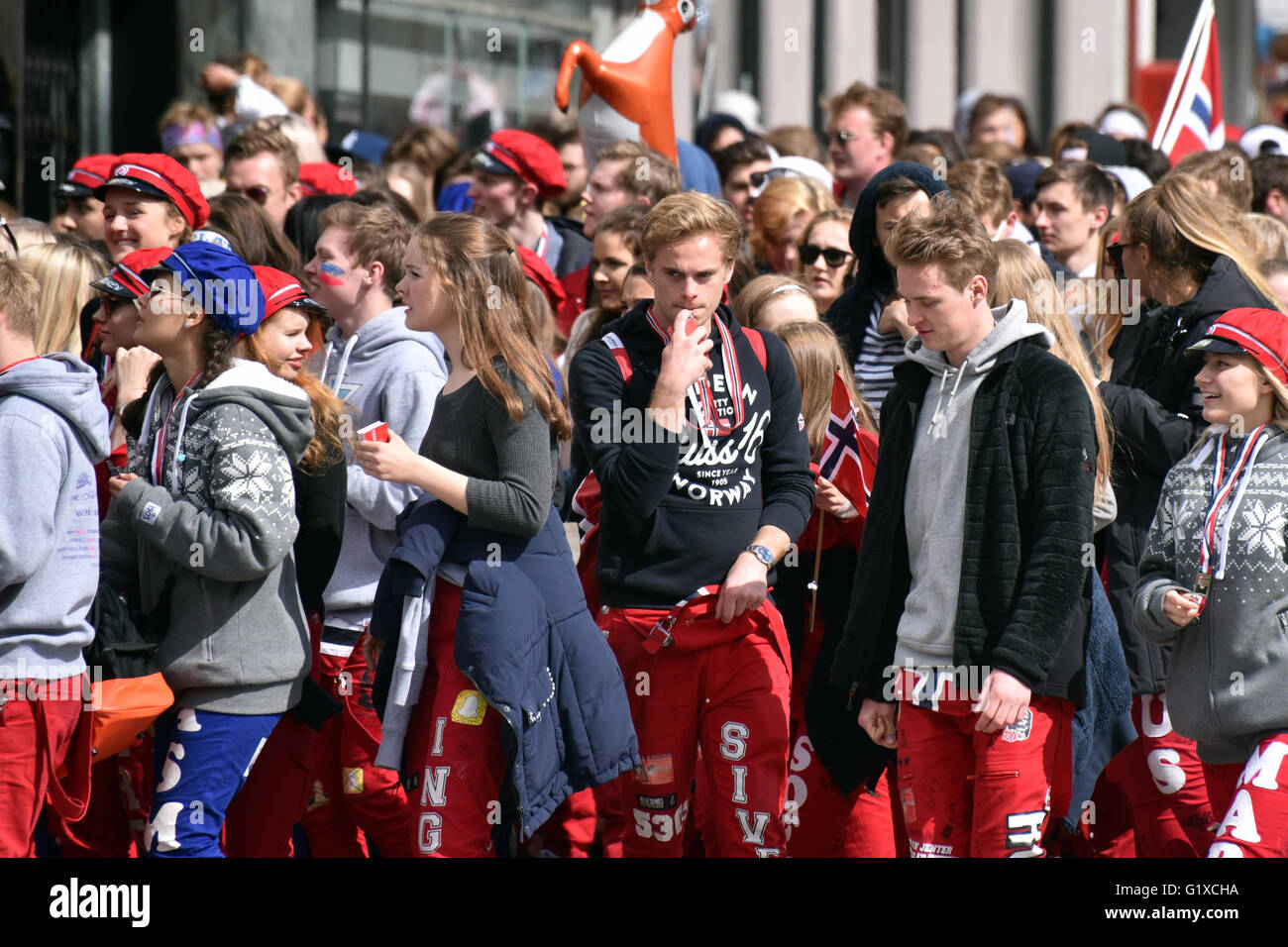RussJugend feiert den norwegische Nationalfeiertag 17. kann die parade