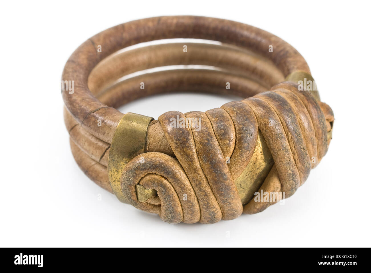 Holz-Armband mit Leder isoliert auf weiss Stockfoto