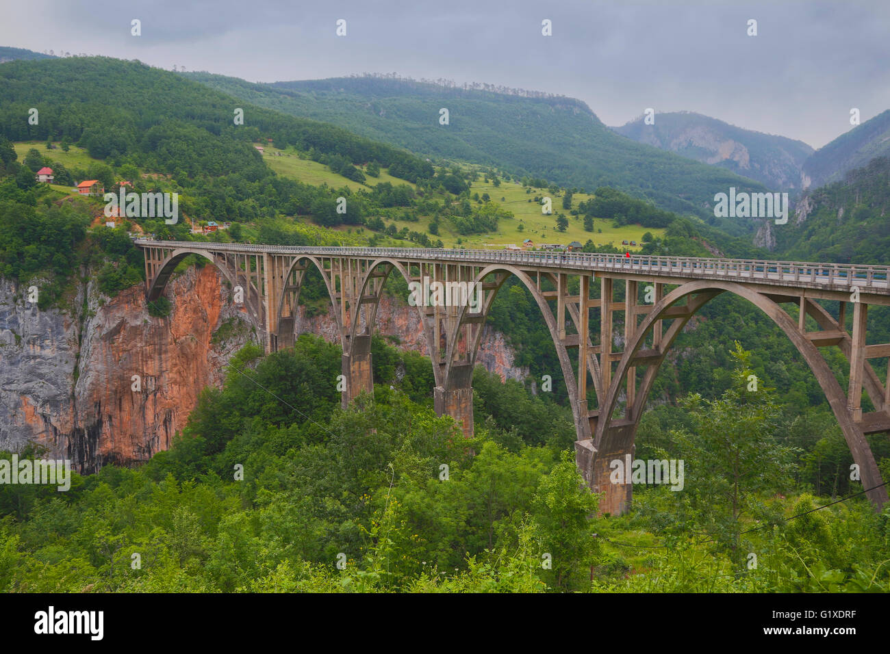 Montenegro.  Durmitor Nationalpark.  Die Tara-Brücke über den Fluss Tara und Tara-Schlucht. Stockfoto