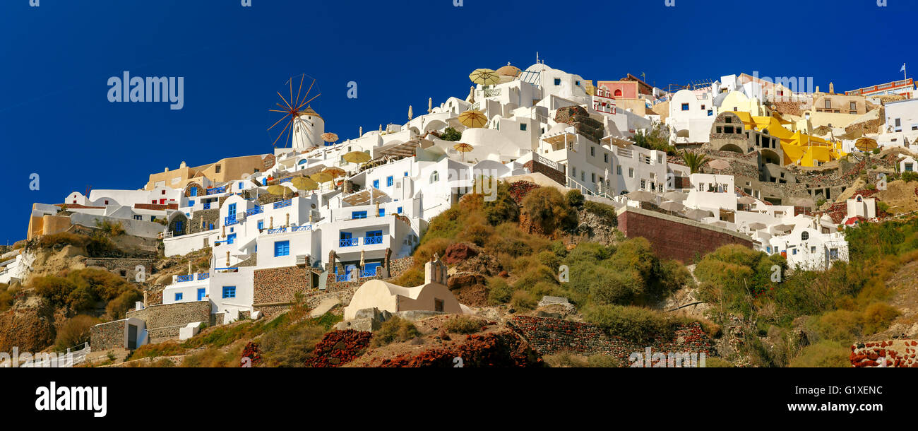 Windmühle und weißen Häusern, Oia, Santorini, Griechenland Stockfoto