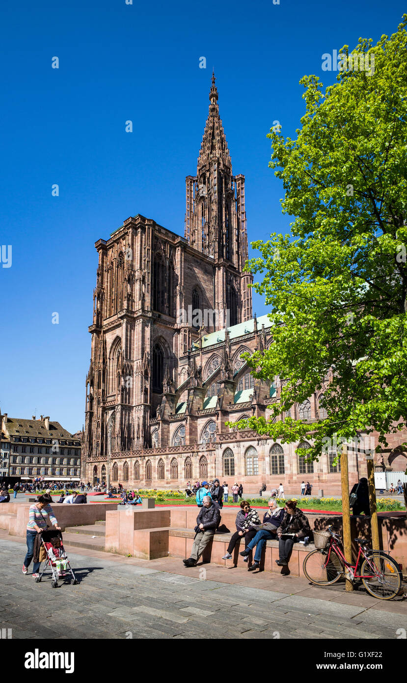 Place du Château Platz mit gotischen Kathedrale Notre-Dame aus dem 14. Jahrhundert, Straßburg, Elsass, Frankreich, Europa, Stockfoto