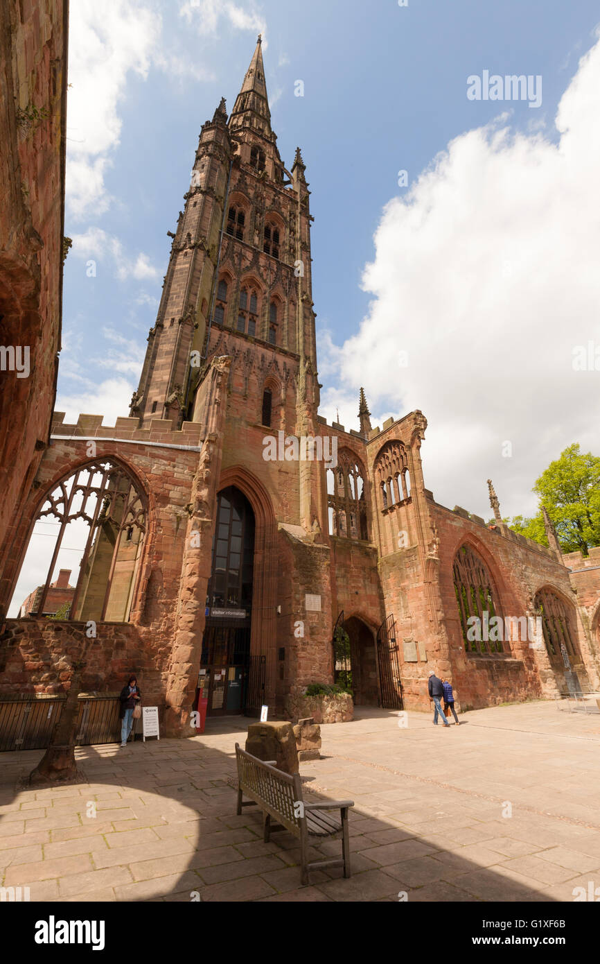 Personen an der zerstörten Turm der alten St. Michaels-Kathedrale, Coventry; im 2. Weltkrieg bombardiert; Stadtzentrum von Coventry, Warwickshire UK Stockfoto