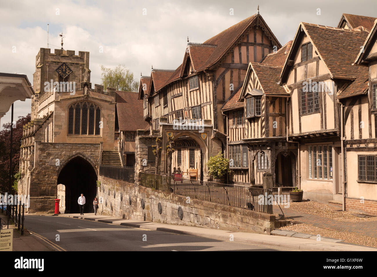 Lord Leycester Hospital und das Westtor, der hohe Straße, Warwick mittelalterliche Stadt Straßenszene, Warwick, Warwickshire England UK Stockfoto