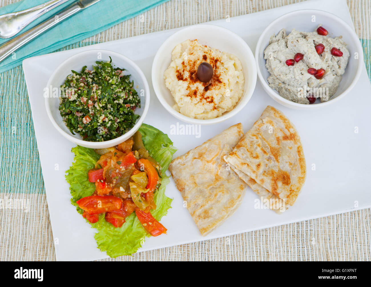 Auswahl an Dips: Hummus, Kichererbsen Dip, taboulé Salat, Baba Ganoush und flaches Brot, Fladenbrot Stockfoto