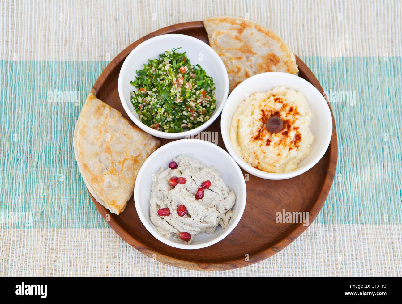 Auswahl an Dips: Hummus, Kichererbsen Dip, taboulé Salat, Baba Ganoush und flaches Brot, Fladenbrot Stockfoto